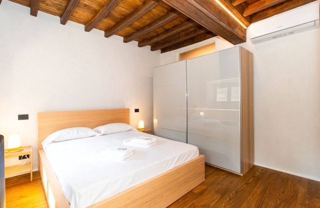 Stylish & Central! Palazzo di Città Apartment x6