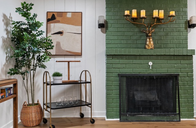 Stylish & Charming Apartment Near Camas Waterfront