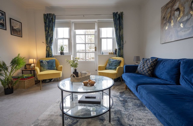 Stylish city 4-Bed house with Garden & Parking