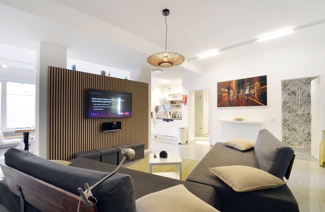 Stylish city apartment for up to 8 people, 5 minutes walk to the subway.