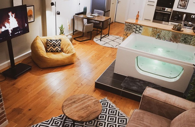 Stylish city loft with a private whirlpool near the Moselle