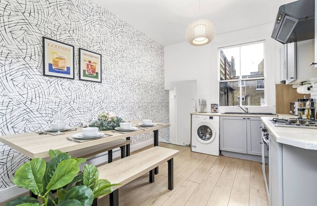 Stylish City Retreat 2 Bedroom 5 Guests