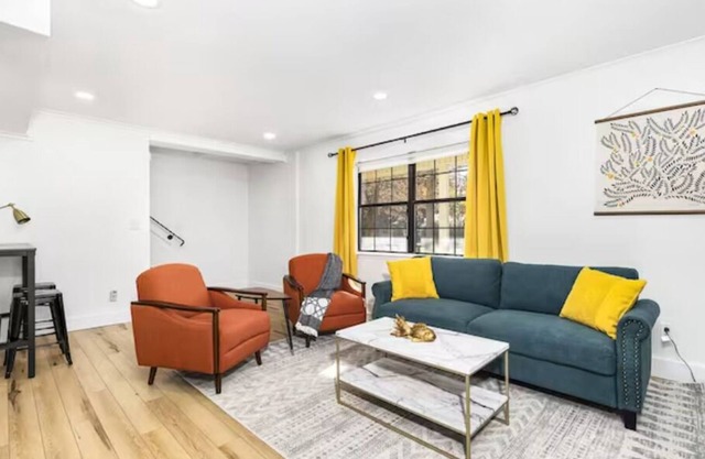 Stylish & Comfortable Duplex Best for Large Groups! Pet Friendly! Ample Parking