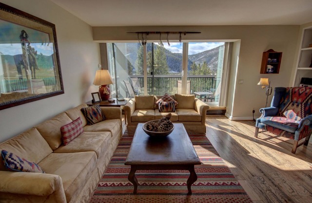 Stylish Condo Fully Equipped Kitchen, Fireplace