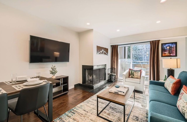 Stylish Condo, Pool, Hot tub, BBQ, On shuttle route