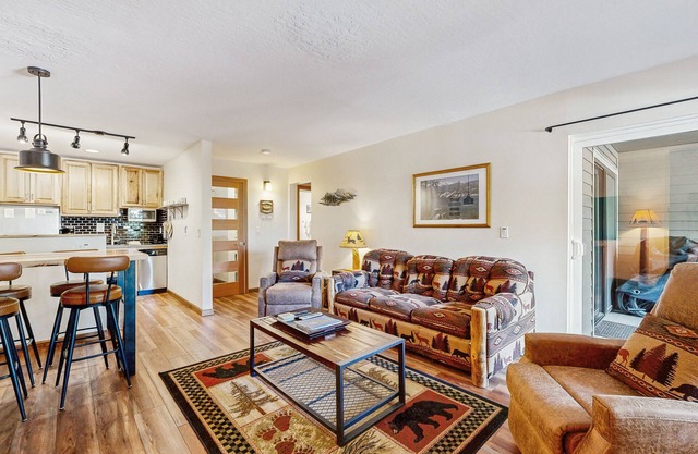 Stylish Condo - Private Beach Access, Shared Hot Tub, Pools, Marina & Firepit