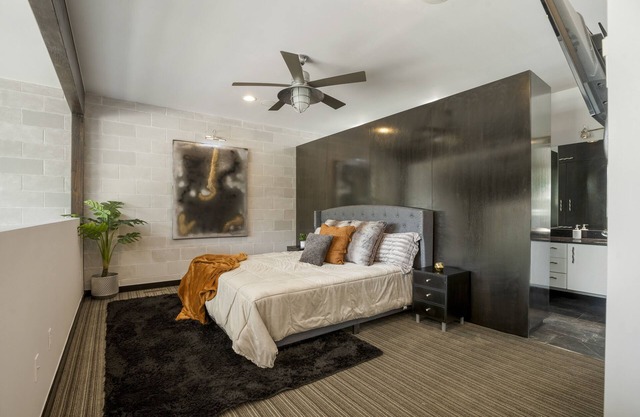 ★Stylish Condo w/Downtown View!★