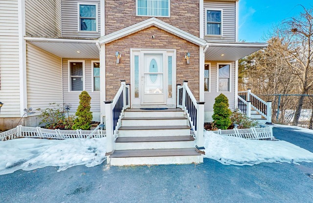 Stylish condo with a high-end kitchen, washer/dryer, & large yard