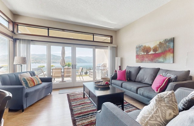 Stylish Condo with Shared Hot Tub, Pool & Lakefront Access