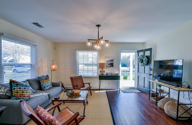 ♥ Stylish Cottage ☞ 1 Mile to University and Main Street ☞ Free Parking ★ High S
