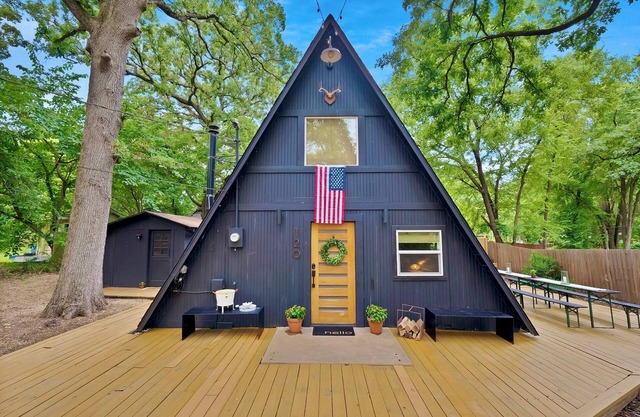 Stylish, cozy A-Frame house just 1 block from Cedar Creek Lake.