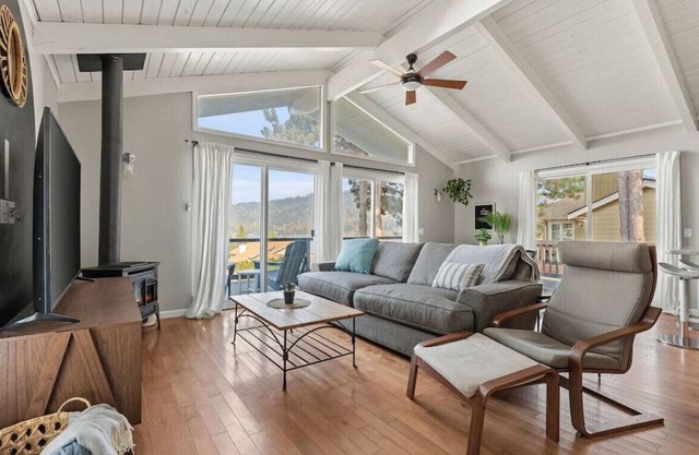 Stylish, cozy & bright home w/Lake views & Wi-Fi!