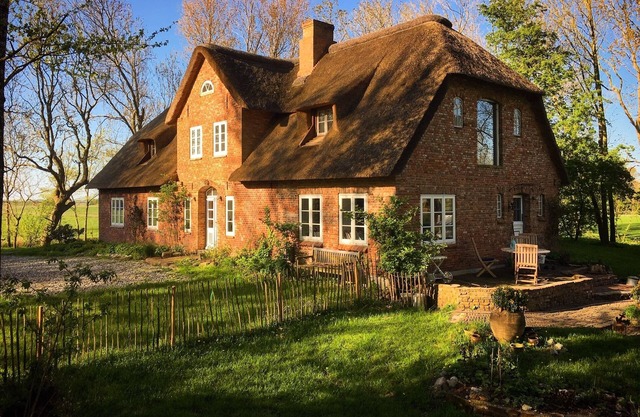 Stylish & cozy unter thatched roof with park-like garden (apartment)