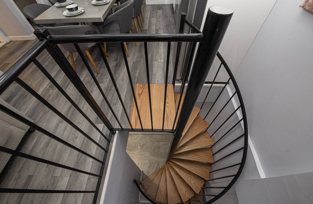 Stylish Duplex Retreat: 5 BR, 3 BA with Chic Decor.