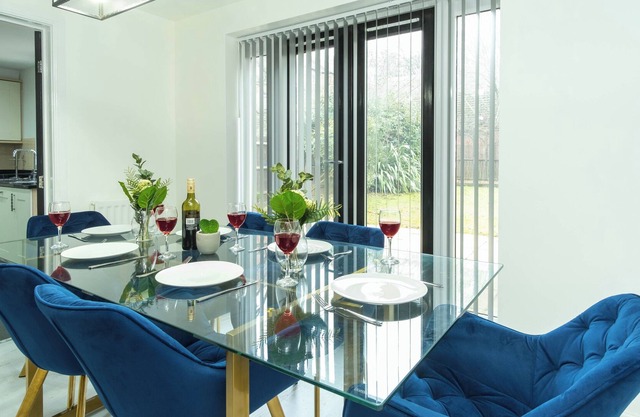 Stylish Executive Home No94 - A stunning and modern 5 bedroom house featuring 3 en-suites