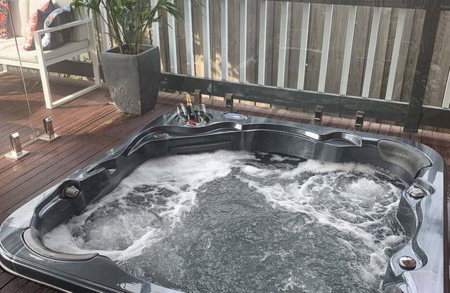 STYLISH FAMILY BEACH HOUSE WITH A HOT TUB!
