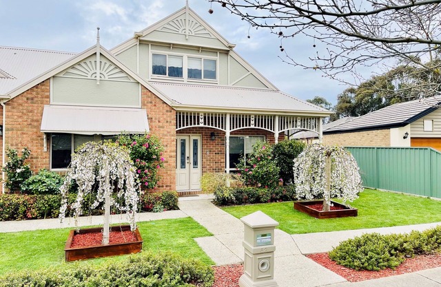 Stylish Family Getaway - Steps from Train Station, Lake Wendouree - Pet Friendly