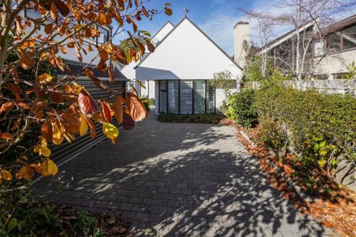 Stylish Fendalton Townhouse - Prime Location