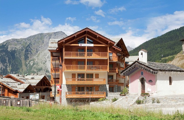 Stylish Chalet in Sainte-Foy with Spa Access