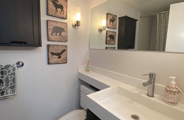 Stylish Fully Furnished 1 Bedroom Condo close to CN Tower