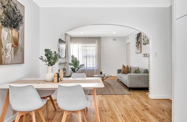 Stylish Glenelg Stay with Alfresco and Comfort