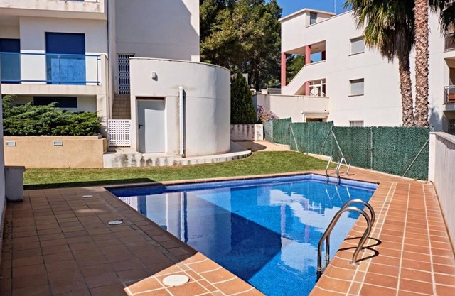 Stylish Ground Floor Apartment with Pool, 150m from Beach