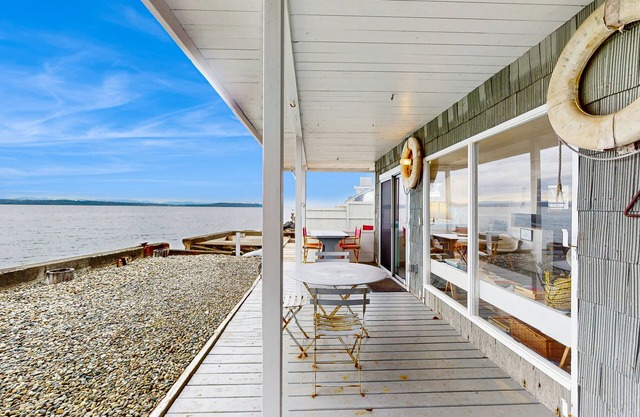Stylish & historic seaside cottage with easy beach access & amazing views