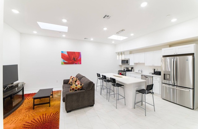 Stylish Home 4BD/4BATH/2 Indoor Car Garage near all Stadiums and Center City