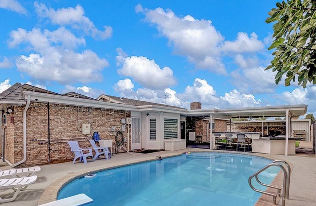 Stylish home in Horizon Heights with heated pool!