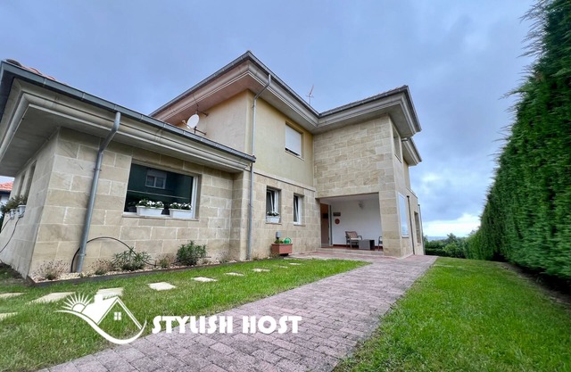 Stylish Host San Vicente de la Barquera, villa with sea views