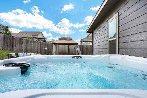 Stylish Hot Tub Retreat Bbq Yard Games Wifi Pets