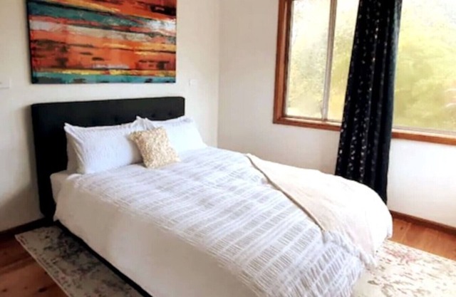 Stylish House 10min walk to University with Parking