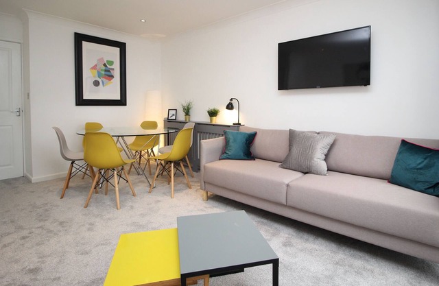Stylish house, central location, parking, sleeps 6