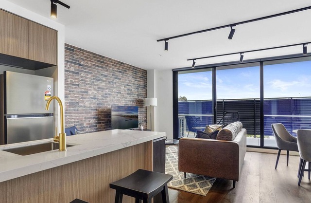Stylish King Bed Apartment with Parking and Views