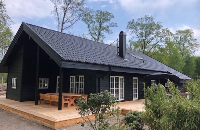 Stylish Lake house, outdoor hottub Lake view Close to nature. Pet friendly.