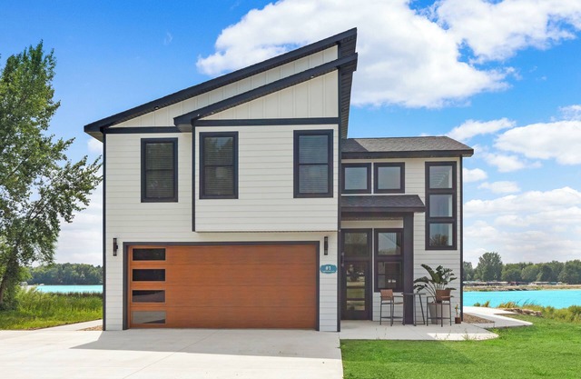 Stylish Lake Shetek Escape with Marina Views close to Pelican Cove & Key Largo