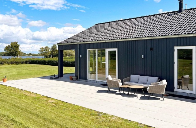 Stylish Lakeview Retreat-By Traum