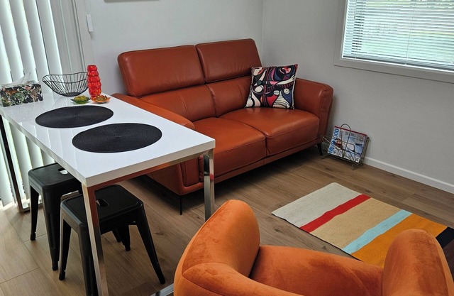 Stylish light filled apartment in quiet street. 15 min to the Mount beaches!
