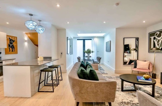 Stylish Lincoln's Inn Apartment with Outdoor Space