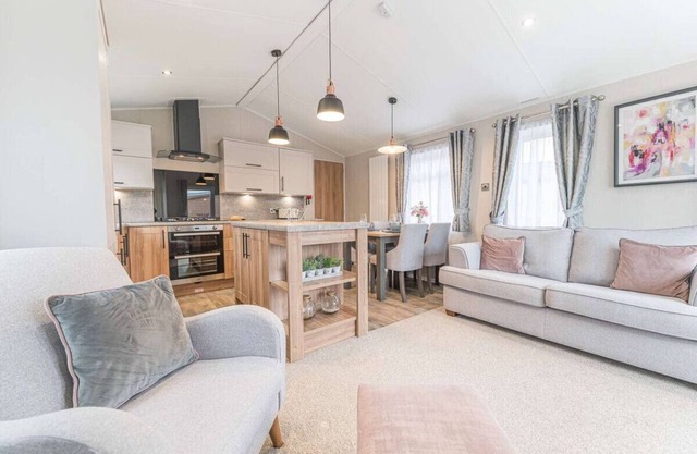 Stylish Lodge on popular holiday park, easy access to Lakes and Dales and free parking