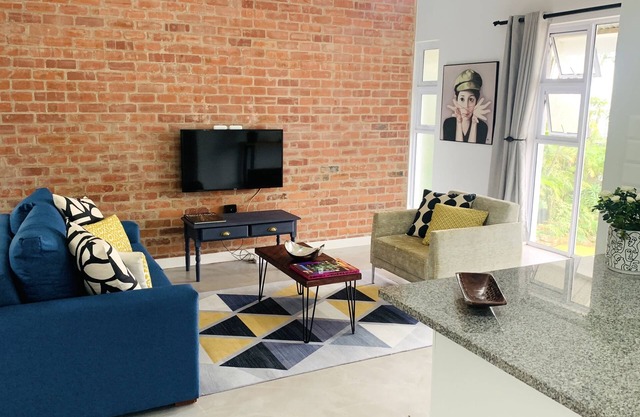 Stylish Loft-style Apartment - Close to all the Action