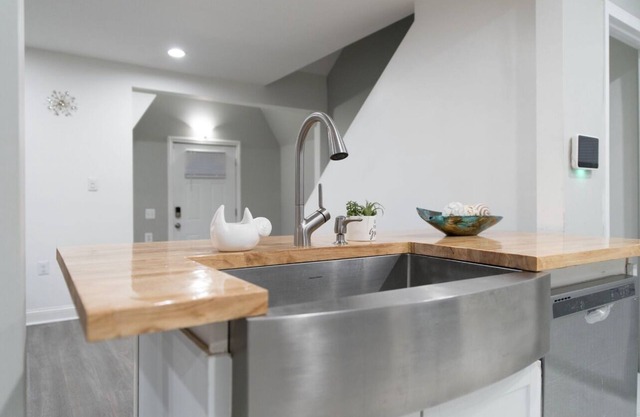 Stylish luxury 3 bedroom home 10 min. From downtown
