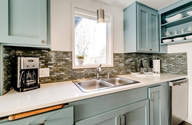 Stylish Mid Century Home 2 mi. to Downtown & UO.