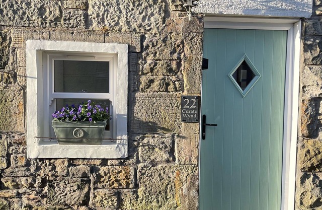 Stylish, modern cottage sleeps 4 with private hot tub. 45 mins from Edinburgh.