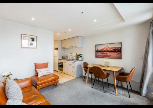 Stylish Modern Unit w Balcony and Pool Zodiak Stays