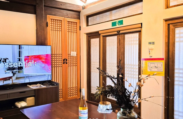 Stylish & mordern korean Hanok 1minute away from Dongmyo St.