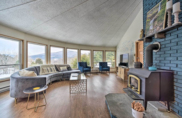 Stylish Mountain Escape w/Hot Tub, 3 Miles to Ski