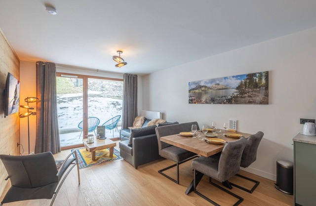 Stylish Mountain Retreat with Balcony & Garage - Alpe d'Huez