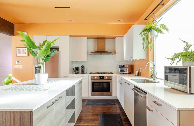 Stylish Museum District Townhome w Rooftop Mini Golf Skyline Views