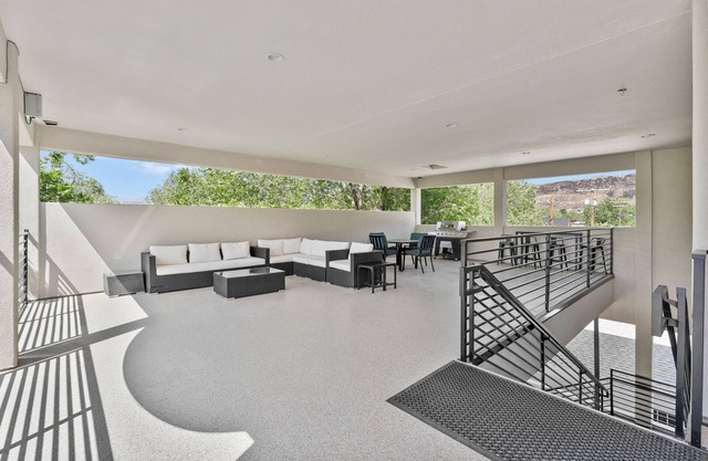 Stylish New Downtown Loft Near Zion, Hiking, Golf & Food!